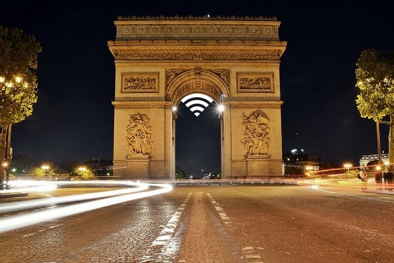 The Champs-Elysées Committee, in partnership with JCDecaux’s outdoor advertising, launched free Wi-Fi all along the famous Parisian avenue, Champs-Elysées- free wifi service